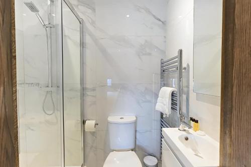 Ein Badezimmer in der Unterkunft The Arc Hotel