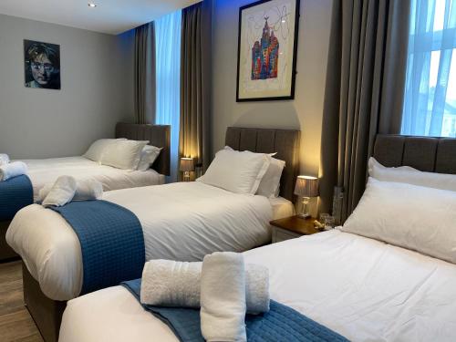Ein Bett oder Betten in einem Zimmer der Unterkunft The Arc Hotel