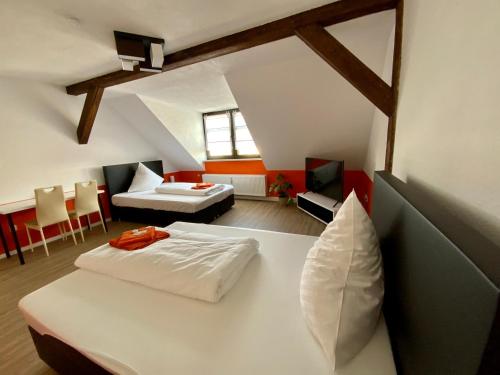 um quarto com 2 camas num sótão em Pensionett em Bernburg