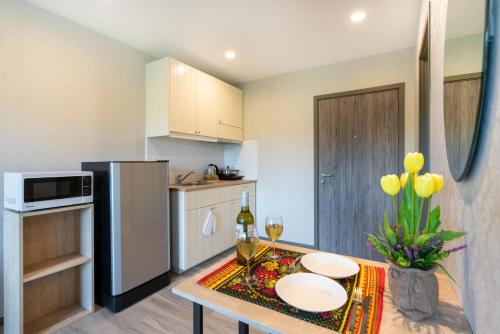 Dapur atau dapur kecil di The Apartment at The Title Residencies Naiyang Beach