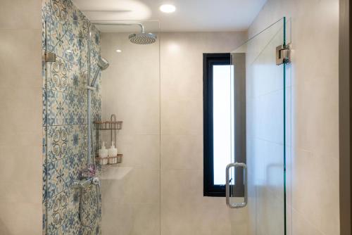 Bilik mandi di The Apartment at The Title Residencies Naiyang Beach