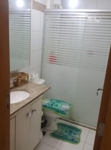 uma casa de banho com um WC, um lavatório e um espelho. em Life Resort em Brasília