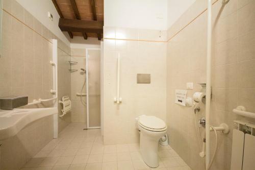 een badkamer met een toilet en een wastafel bij Casa di Zela in Olmi