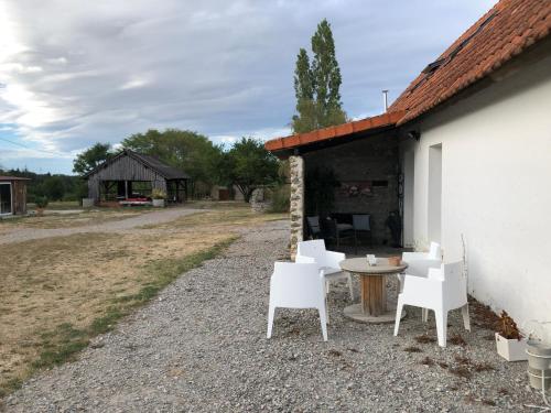 einen Tisch und Stühle außerhalb eines Gebäudes in der Unterkunft Domaine vitae in Rabrunain