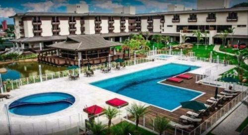 um resort com uma grande piscina e um edifício em Life Resort em Brasília