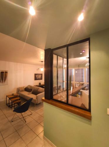 un salon avec un canapé et une table dans l'établissement Spacieux appartement atypique, à Brest