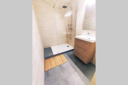 une salle de bain avec une baignoire, un lavabo et une douche dans l'établissement Spacieux appartement atypique, à Brest
