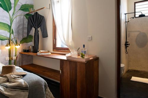 - une chambre avec un bureau en bois et une fenêtre dans l'établissement Upendo House Hotel Zanzibar, à Zanzibar City