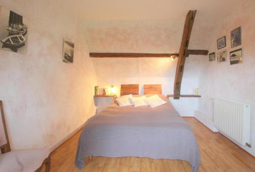 1 dormitorio con 1 cama grande en una habitación en La chaumière, en Heuland