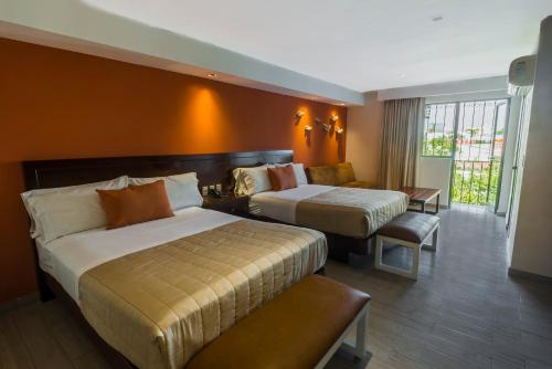 Ένα ή περισσότερα κρεβάτια σε δωμάτιο στο Hotel Puerta Del Sol Guadalajara