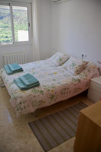 Ένα ή περισσότερα κρεβάτια σε δωμάτιο στο Guejar Sierra House with Spectacular Views