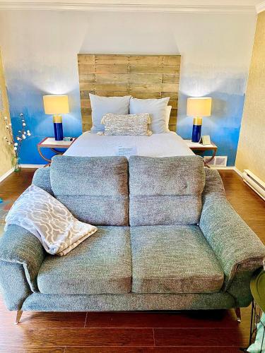 a bedroom with a couch and a bed with two lamps at Evergreen Bed & Breakfast in Hope