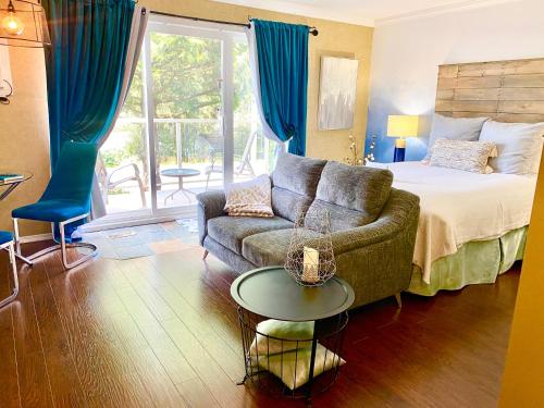 - un salon avec un lit et un canapé dans l'établissement Evergreen Bed & Breakfast, à Hope