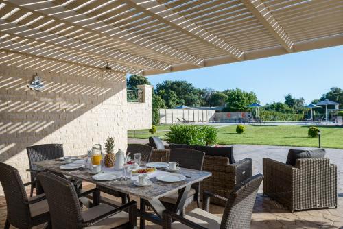 a patio with a table and chairs under a pergola at Liostasi in Halikounas