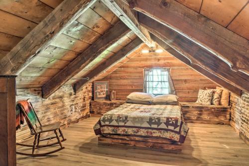 Ένα ή περισσότερα κρεβάτια σε δωμάτιο στο Picturesque Log Cabin Less Than 1 Mile to Table Rock Lake!