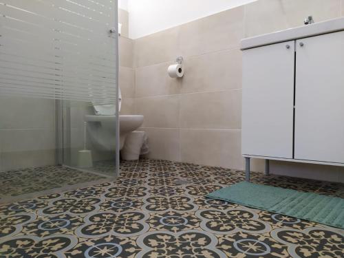 ein Bad mit Dusche und Fliesenboden in der Unterkunft the comfort place רותם המדבר in Merhav Am