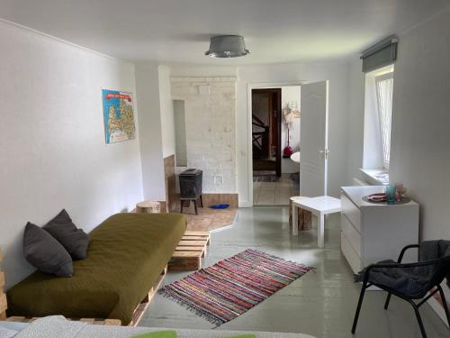 uma sala de estar com um sofá e uma mesa em Piebalgas street apartment in Cesis em Cēsis