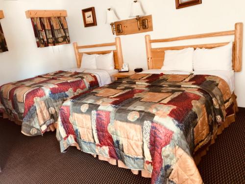 a bed room with two beds and two lamps at Nordic Lodge in Steamboat Springs