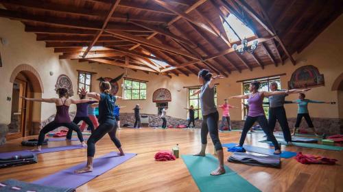 eine Gruppe von Leuten, die in einem Zimmer Yoga machen in der Unterkunft Willka T'ika in Urubamba