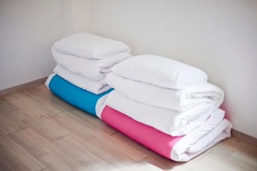 una pila de mantas sentadas en el suelo en Ari House en Seúl