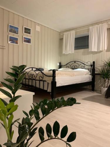 Säng eller sängar i ett rum på Private house-terrace-garden -parking-WiFi-smartTV