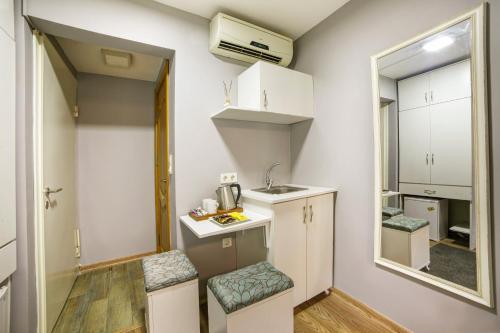 una pequeña cocina con lavabo y espejo en ELİTE HOTEL By MK, en Estambul