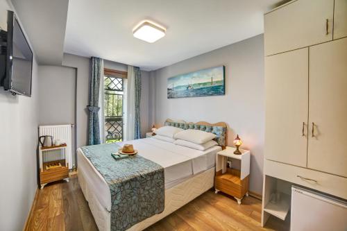 イスタンブールにあるELİTE HOTEL By MKのベッドルーム(大型ベッド1台、テレビ付)