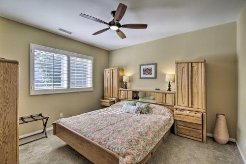 Posteľ alebo postele v izbe v ubytovaní Indio Retreat with Resort Pool - Walk to Coachella!