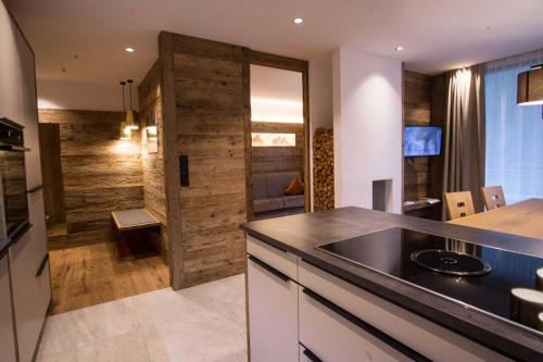 a kitchen with a wooden wall and a counter top at Appartements Pohuibe in Anterselva di Mezzo