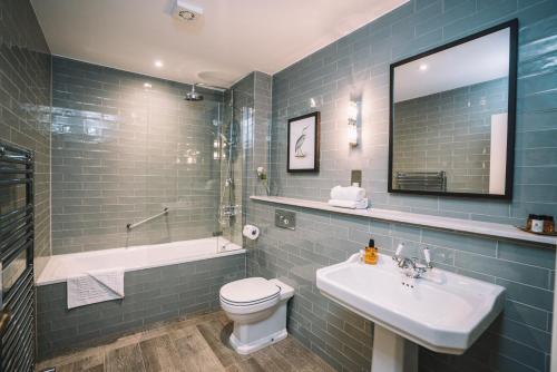 un bagno con lavandino, WC e vasca di Bridge House Hotel & Silver Howe View Cottage a Grasmere