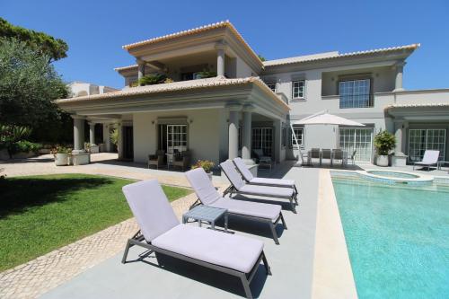 Πισίνα στο ή κοντά στο Charming Exceptional Golf Villa in Algarve