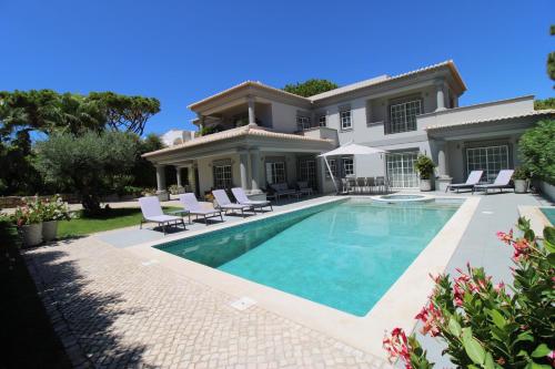 Πισίνα στο ή κοντά στο Charming Exceptional Golf Villa in Algarve