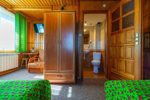 スヘにあるApartamenty i Pokoje w Willi na Ubocyのバスルーム(トイレ付)とベッドルーム1室が備わります。