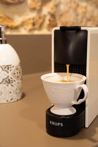 a coffee maker is making a cup of coffee at Vistas de Chamberi in Alhama de Aragón