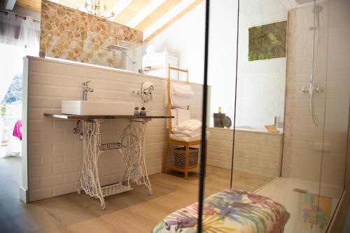 y baño con lavabo y ducha. en Vistas de Chamberi en Alhama de Aragón