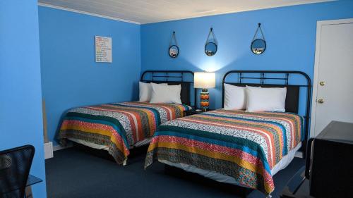 Llit o llits en una habitació de Blue Ridge Motel
