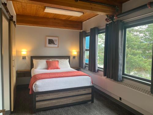 Postel nebo postele na pokoji v ubytování Seward Adventure Lodge