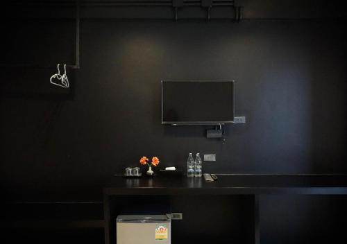 TV a/nebo společenská místnost v ubytování B-Black Hotel Chonburi