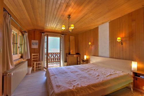 シャトー・デーにあるLes Chélettesの木製の天井のベッドルーム1室(大型ベッド1台付)