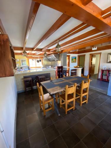 a dining room with a table and chairs in a kitchen at La cara Luna in Santa Brígida