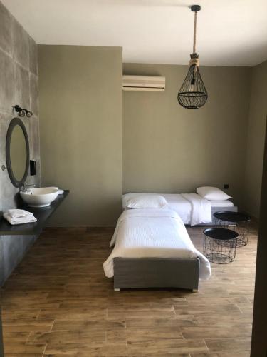 Ein Bett oder Betten in einem Zimmer der Unterkunft Petousis Hotel & Suites