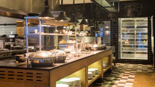 Una cocina con ollas y sartenes en una encimera. en Oaks Port Douglas Resort, en Port Douglas