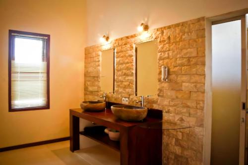 Een badkamer bij Junjungan Suite