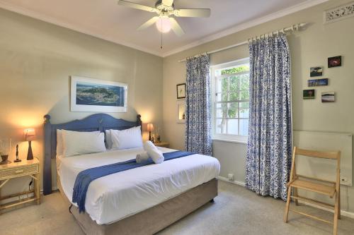 um quarto com uma cama grande e uma janela em E Stamford Road em Cidade do Cabo