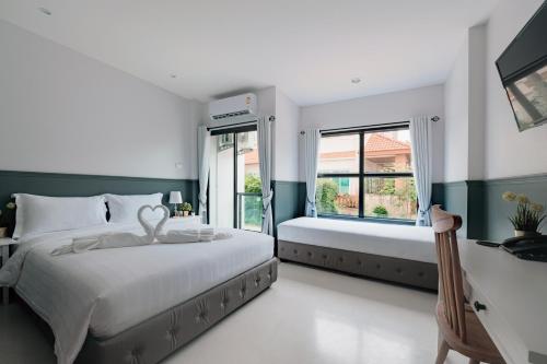 Postel nebo postele na pokoji v ubytování Chanita Hotel Chumphon