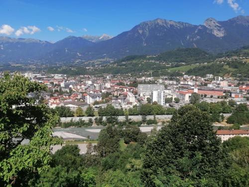 a view of a city with mountains in the background at Résidence Mirage avec vidéo surveillance in Albertville