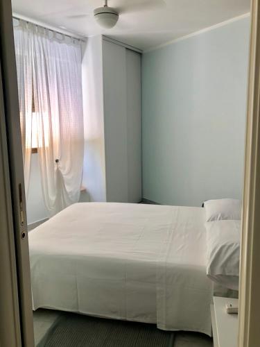 une chambre avec un lit blanc et une fenêtre dans l'établissement Côte d’Azur: between Monaco and fabulous beaches, à Cap d'Ail
