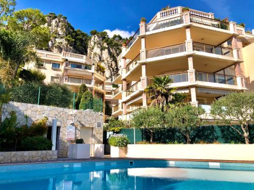 un hôtel avec une piscine devant un immeuble dans l'établissement Côte d’Azur: between Monaco and fabulous beaches, à Cap d'Ail