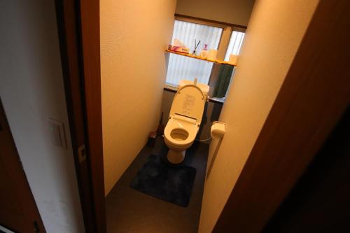 富士的住宿－Running Bare，一间小浴室,在摊位设有厕所
