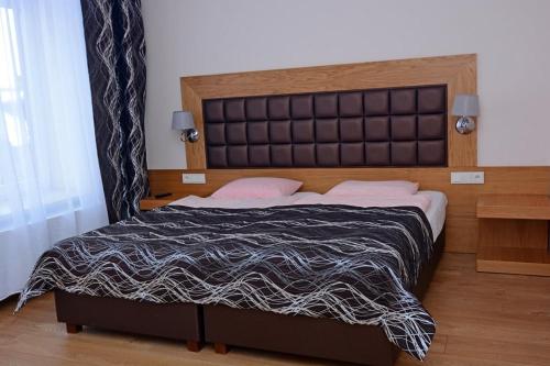 Een bed of bedden in een kamer bij Dolina Pilicy